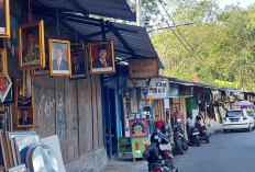 Lapak di Jalan Sukalila Mulai Jual Foto Prabowo dan Gibran