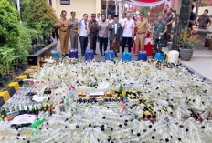 Alat Berat Lindas Ribuan Botol Miras di Halaman Mako Polresta Cirebon