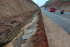 Drainase Tertutup Material Tanah, Air Hujan Meluber di Jalintim