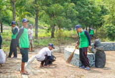 Volunteer Day, DLH Tanam Bibit Pohon dan Bersih-Bersih di Desa Cengkuang