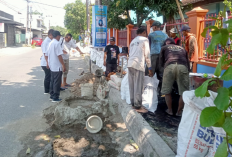 Puluhan Karung Pasir dan Lumpur Kering Tutup Saluran Drainase