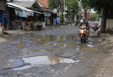 Musim Hujan Tiba, Jalan Rusak dan Dinas PUTR  Berdalih Anggaran Minim