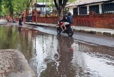 Genangan Air di Jalan Samping Kantor Dinas PUTR Kota Cirebon