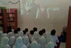 Tingkatkan Literasi Siswa, Himaseda IPB Cirebon Hadirkan Mini Bioskop di Sekolah