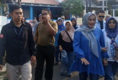 Eti Obok-Obok Warga Karya Mulya Bersama Mantan Ketua DPRD