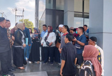 Nasabah CSI Syariah Sejahtera Geruduk Kantor Bank Mandiri Tegalsari 