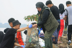 Tumpukan Sampah di Sekitar Pantai Ganggu Wisatawan, DLH Gelar Aksi Bersih-bersih