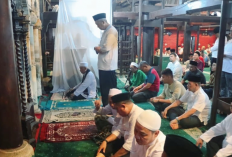 Peringati Harjad, Pj Walikota Salat Asar Berjamaah di Masjid Agung Sang Cipta Rasa 