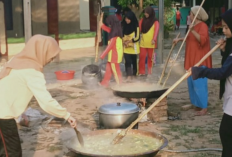 SMP Nurul Halim Widasari Buat Bubur Suro Untuk Dibagikan Kepada Masyarakat Sekitar