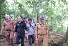 Ingin Dengar Langsung dari Juru Pelihara, Pj Bupati Kuningan Tinjau Situs Cagar Budaya