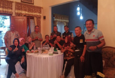 Jas Biru Nobar Debat Perdana Capres