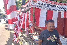 Marak Penjual Bendera, Omzet Bisa Puluhan Juta