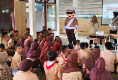 Siswa SLB Negeri Luragung Gembira Lihat Boneka Polisi Berjoget