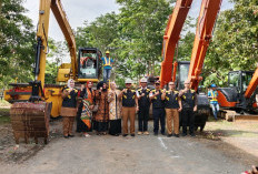 Harbak PU ke-78, Pemkab Cirebon Beri Hadiah DPUTR  Tiga Unit Alat Berat Seharga Rp8,9 Miliar