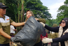 DLH Kota Cirebon Bersihkan Sungai Cikalong dari Sampah dan Sedimentasi 