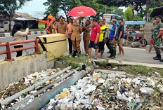 Lautan Sampah Tutupi Gorong-gorong Sempit