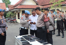 Semua Handphone Polisi Diperiksa