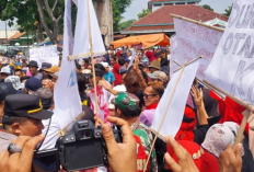 Di Luar  Pendemo, Banyak Masyarakat  Menonton, Aksi Demo Warga Surakarta Ricuh