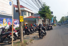 Dishub Pasang Spanduk Larangan Parkir di Atas Trotoar, Plang Kuning Tertempel Lokasi Parkir