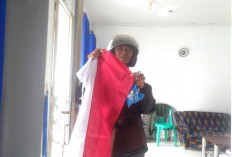 Warga Senang Mendapat Bendera Merah Putih Gratis