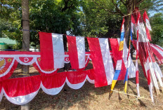 Curhat Pedagang Bendera Jelang HUT ke-79 RI, Sudah Siang Belum Ada yang Beli; Kalah Saing Penjual Online