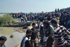 Ribuan Warga Angkut Sampah di Pantai Baro