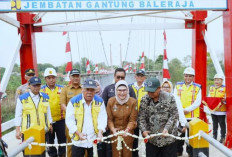 Bupati Indramayu Dampingi Menteri PUPR Resmikan Jembatan Gantung Baleraja