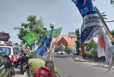 Bendera Parpol Ancam di Jalan Dr Cipto Kota Cirebon Keselamatan Pengendara 