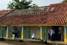 4 Ruangan Alami Kerusakan, Siswa SMPN 2 Pangenan Terpaksa Belajar di  Perpustakaan