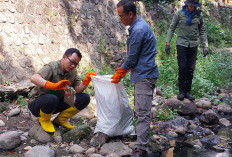 DLH Sapu Bersih Sampah Liar di Sungai