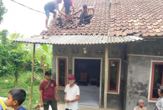 Tersambar Petir, Plafon Rumah Ambruk dan Dinding Retak 