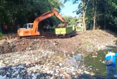 Akhirnya, DLH Angkut Sampah di Sungai Singaraja 