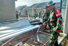 Anggota Koramil Gerak Cepat, Bantu Perbaiki Puluhan Rumah yang Diterjang Angin Puting Beliung