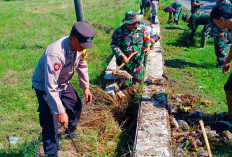 TNI/Polri di Palasah Kerja Bakti Bersihkan Sampah 