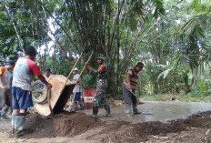 Babinsa Koramil 1501 Bantu Pengerasan Jalan