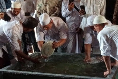 Ritual Siraman Panjang Digelar Keraton Kasepuhan, Warga Berebut Air Jimat