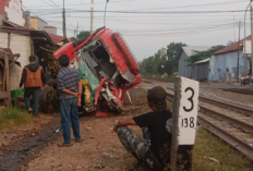 Kecelakaan KA Barang Vs Mobil Damkar, 5 Personel Damkar Selamat