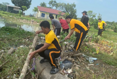 Tertutup Sampah dan Eceng Gondok, Anggota Polsek Gegesik Bersih-bersih Sungai Sigodong. 