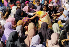 Tradisi Babarit Hari Jadi Ke 526 Kuningan, Ribuan Warga Berebut Tumpeng Indung dan Nasi Pincuk