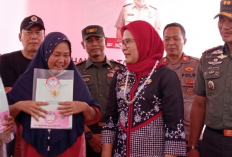 Program PTSL Beri Kepastian Hukum Kepada Masyarakat, Bupati Nina Bagikan Langsung Sertifikat Gratis