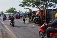 Truk Fuso Terguling di Jalur Pantura Losarang