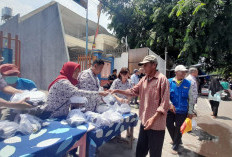 Sekolah Sariputra Cirebon dan PSMTI Gelar Bakti Sosial Bagikan Ratusan Paket Nasi Kotak kepada Pengguna Jalan