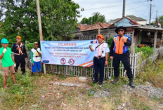 Pasang Spanduk Larangan, Bakar Sampah di Sepanjang Jalur Rel KA Ganggu Pandangan Masinis