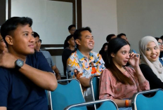 Jelang Debat, Suhendrik Isi Waktu Nonton Stand Up Comedy