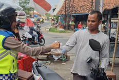 Polwan Polresta Cirebon bagi Takjil Yang Dimasak Sendiri