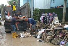  Sampah Pasca Banjir Menumpuk, DLH Siapkan 12 Truk dan Angkut 144 ton Setiap Hari