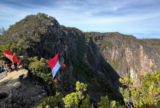 TRAMP Kibarkan Bendera Merah Putih Raksasa di Tebing Kawah Gunung Ciremai 