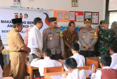 Kapolda Jabar Gelar Makan Siang Bergizi untuk Pelajar SD di Indramayu