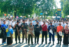 Dinas Lingkungan Hidup Bersihkan  Taman Kebumen Bersama Berbagai Elemen Masyarakat