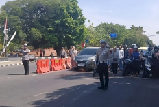 Pengendara di Jl Siliwangi Lakukan Penghormatan Bendera Merah Putih di Tugu Proklamasi